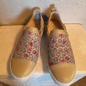 Jambu Cream and Pink Floral Sandals Womens size 10